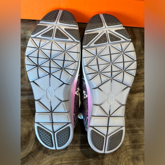 Nike Free 5.0 size 9.5. Aztec Print Burgandy Color never been worn - Picture 3 of 4